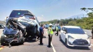 kecelakaan-beruntun-di-tol-semarang-solo